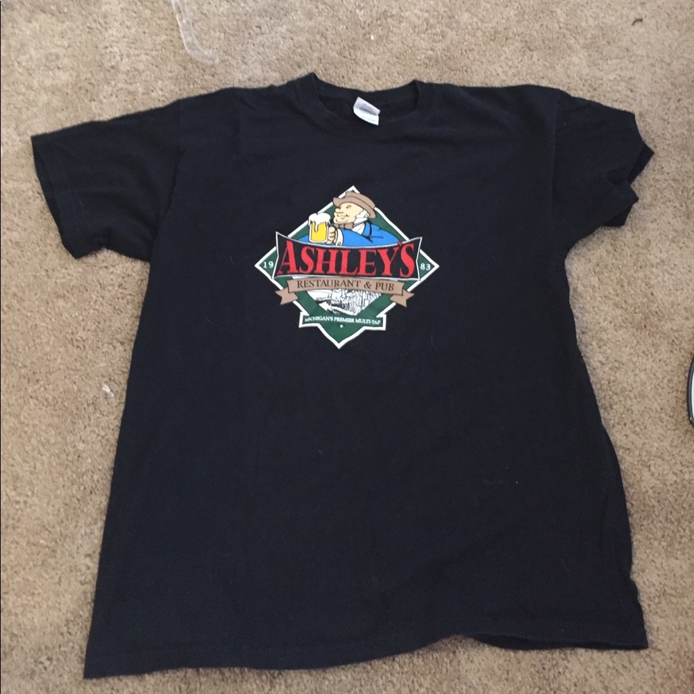 ashley's restaurant & pub tee‎